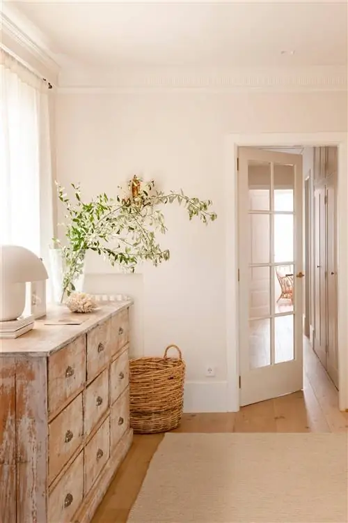 Прихожая в деревенском стиле с комодом в состаренной отделке.