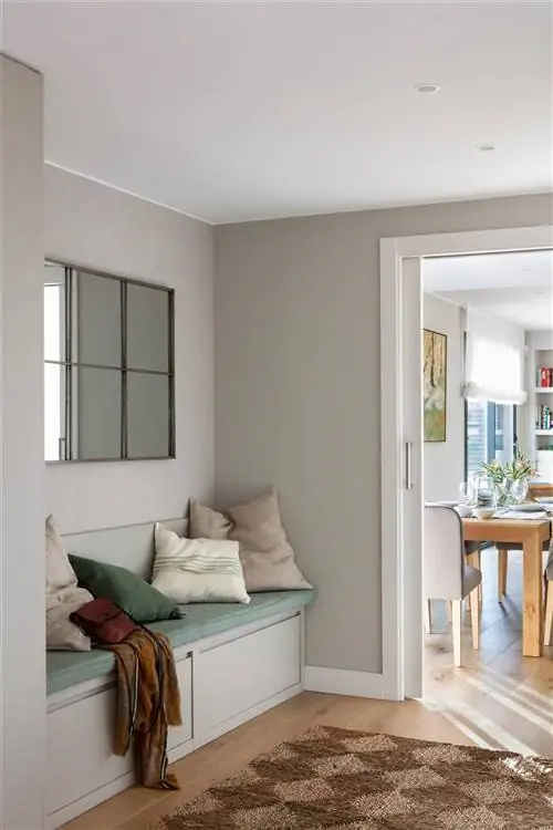 Прихожая с тумбой для обуви и зеркалом.