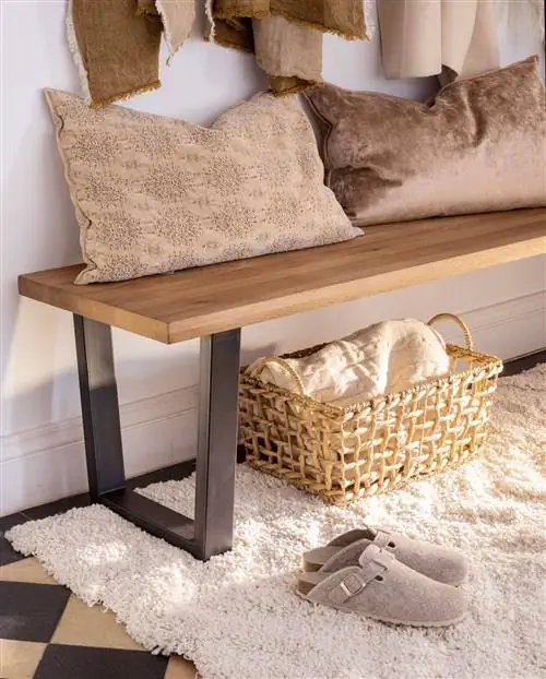 Деталь текстиля на деревянной скамейке в холле.