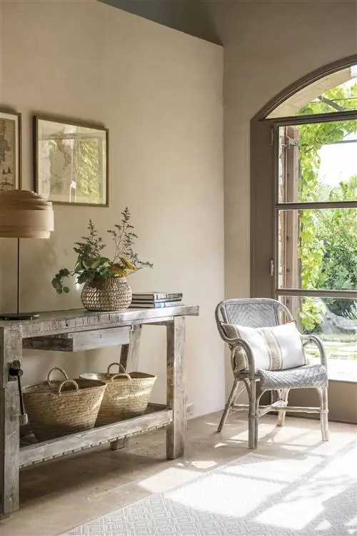 Зал с деревянной консолью и креслом.