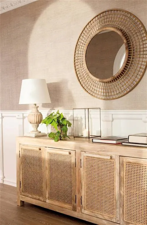 Прихожая с сетчатым буфетом и зеркалом. На стене вагонка с лепниной и обоями.