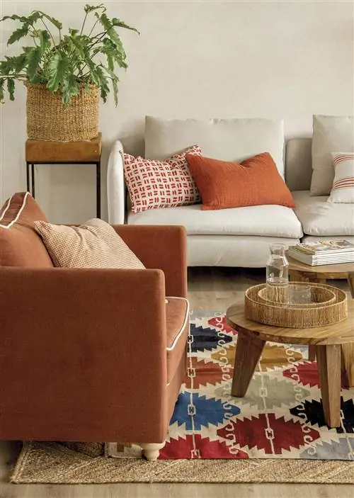 Гостиная, оформленная в белых тонах и плитке, с журнальным столиком из тикового дерева