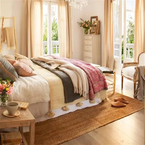 классическая спальня с пледом на кровати