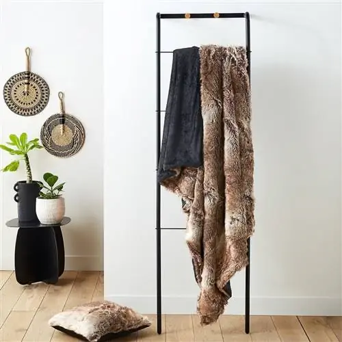 Одеяло Colton Loup серого цвета с имитацией волка.