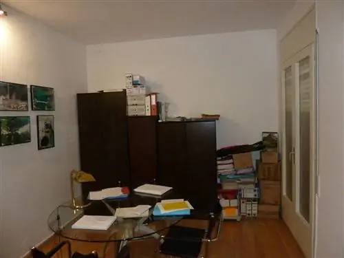 Кабинет до реформы с круглым стеклянным столом и мебелью из темного дерева.