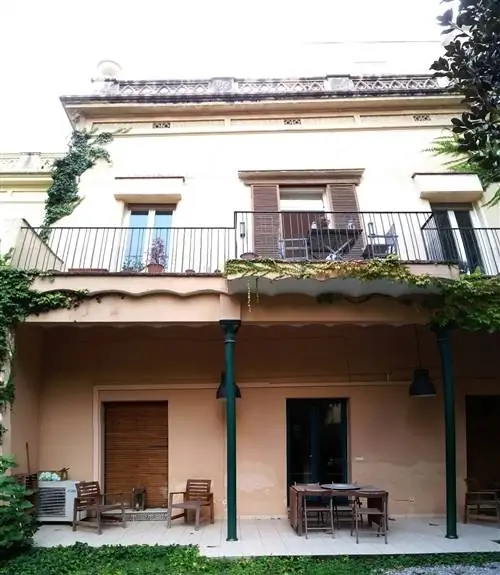 Фасад до реформы с выходом на задний двор и на балкон.