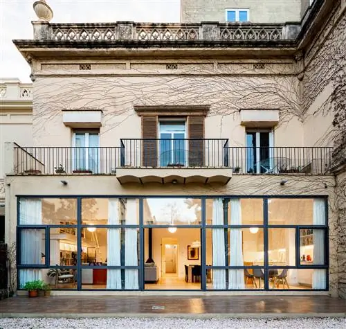 Фасад после реформы с балконом и большими окнами, выходящими на задний двор.