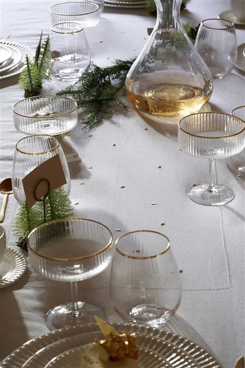 Бокалы из коллекции Lurik на новогоднем столе от La Redoute.