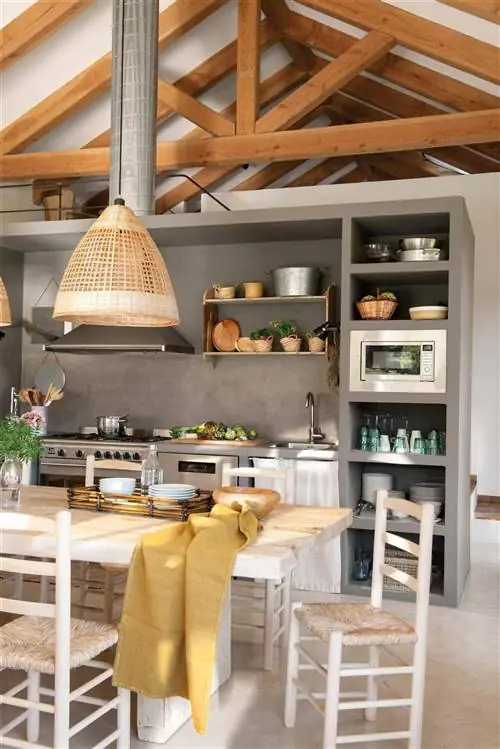 Кухня в индустриальном стиле, облицованная серым микроцементом.