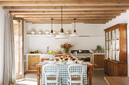 Белая рабочая кухня с деревянными фасадами.