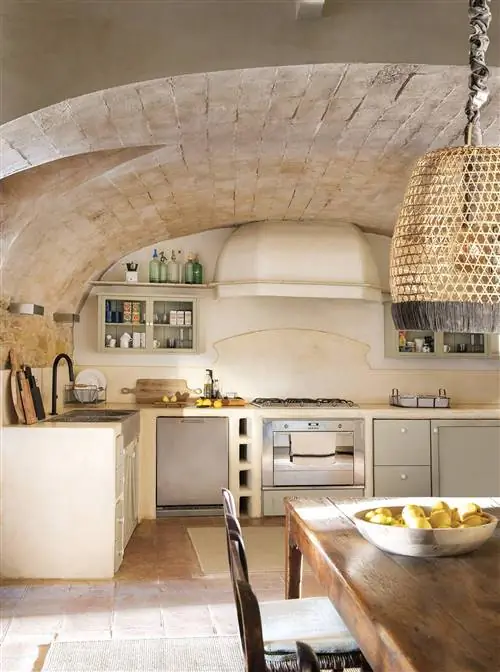 Кухня в деревенском стиле облицована микроцементом.