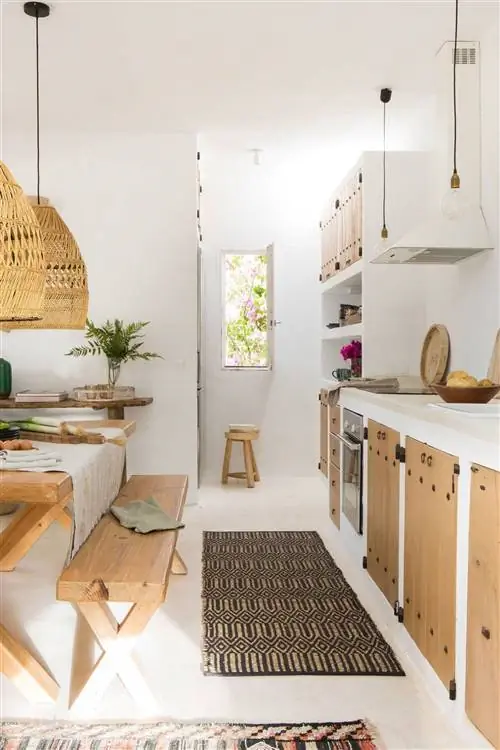 Белая и деревянная рабочая кухня.