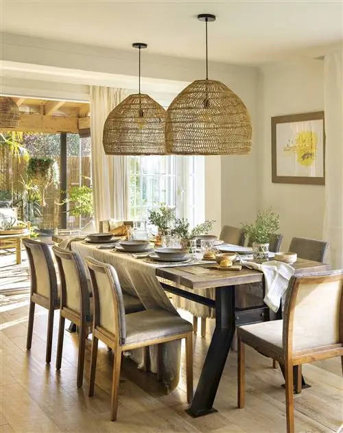 Столовая с большим деревянным столом и выходом на крыльцо