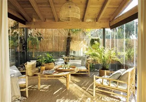 Веранда со стеклянным ограждением.