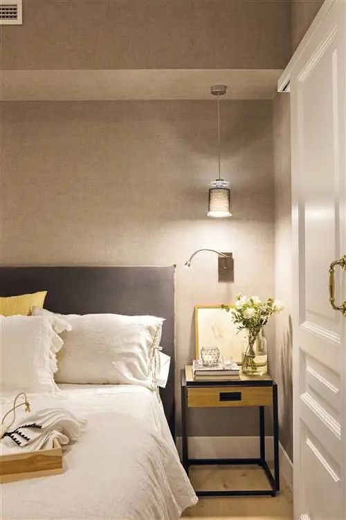 Спальня со съемным мягким изголовьем и подвесным светильником.