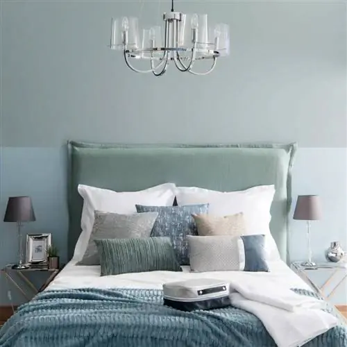 Нефритово-зеленый чехол для изголовья из выстиранного льна от Maison du Monde.