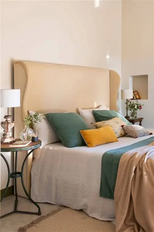 Спальня с кроватью с изголовьем с крыльями.