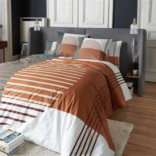 Мягкое изголовье с откидной крышкой и боковыми столиками от La Redoute.