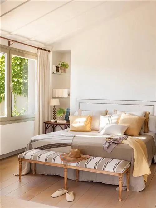 Спальня с мягким изголовьем с шипами.