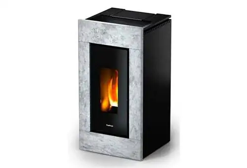 Канальная пеллетная печь из стали серого цвета.