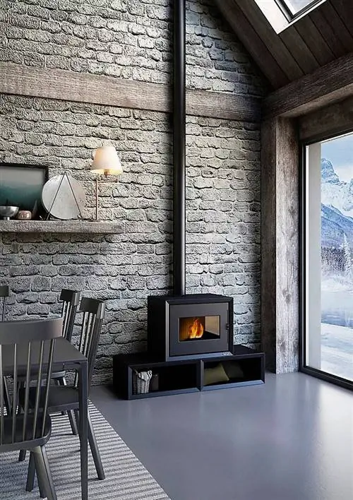 Пеллетная печь черного цвета