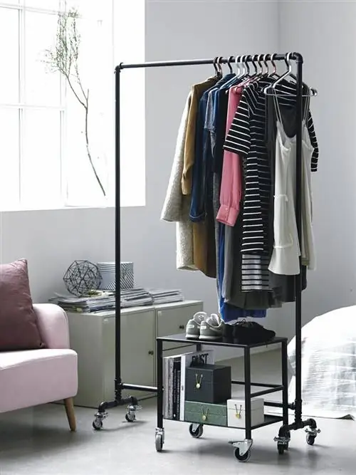 черная вешалка для одежды в индустриальном стиле