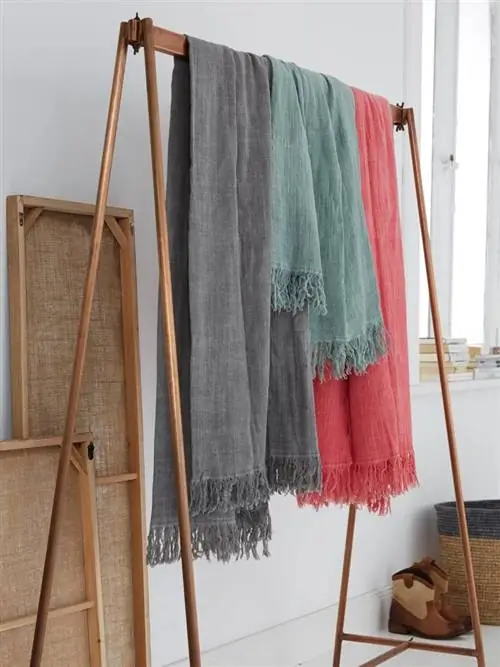 осел, чтобы повесить шарфы