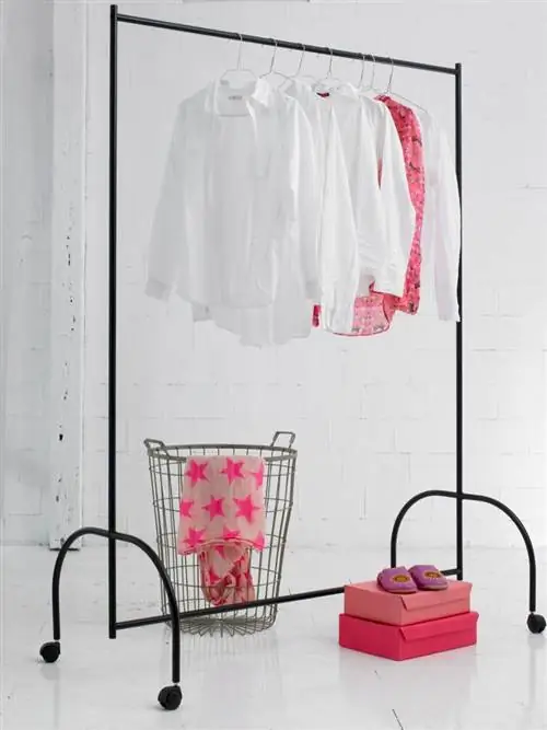 Текстиль, Красный, Розовый, Вешалка для одежды, Пурпурный, Материальное имущество, Изобразительное искусство, Багаж, Солома, Хозяйственные принадлежности,