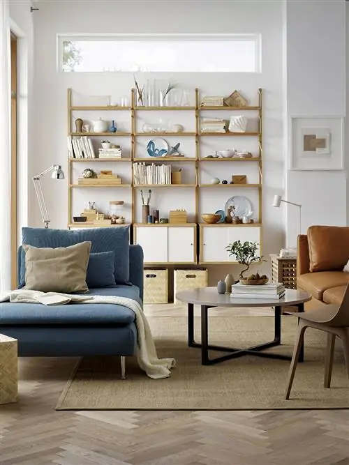 современная гостиная с полками из икеи