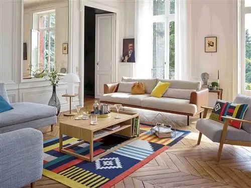 гостиная с ярким ковром