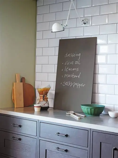 кухня с белой плиткой и зеленой стеной