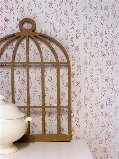 валик с узором на стене