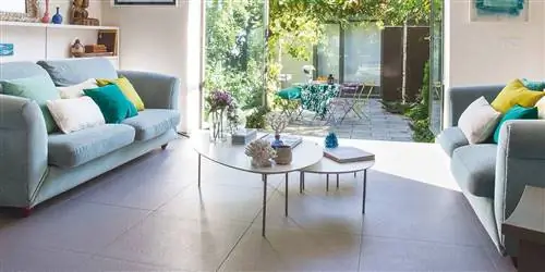 В этом отдельно стоящем доме с патио теперь много открытого пространства и много света