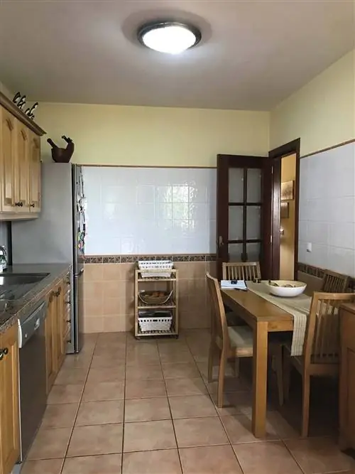 кухня с кабинетом в белом и дереве до и после
