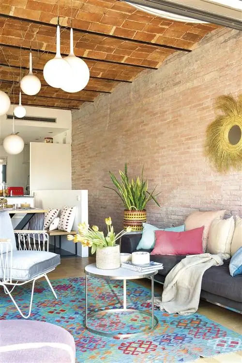 светлая современная гостиная с кирпичной стеной
