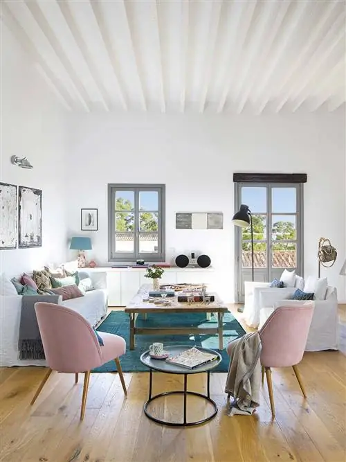 белая комната с розовыми креслами