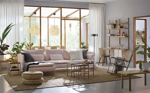 современная гостиная с розовым диваном