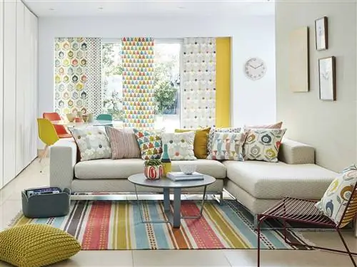гостиная с цветными тканями
