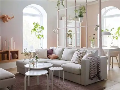 современная гостиная, украшенная растениями