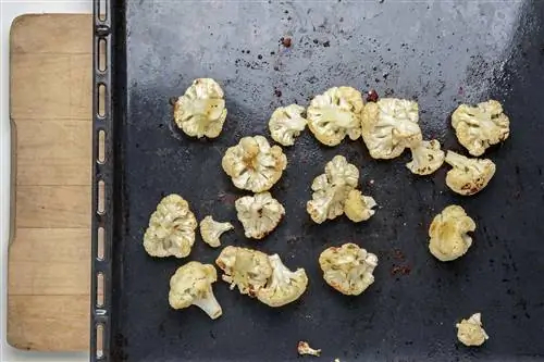 запеченная цветная капуста с кедровыми орешками и тахини 2 запеченная цветная капуста с кедровыми орешками и тахини 2