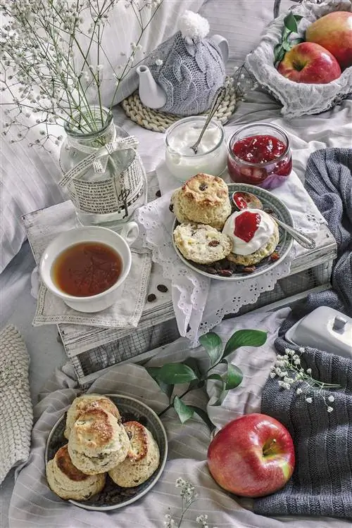 булочки с яблоками и изюмом булочки с яблоками и изюмом