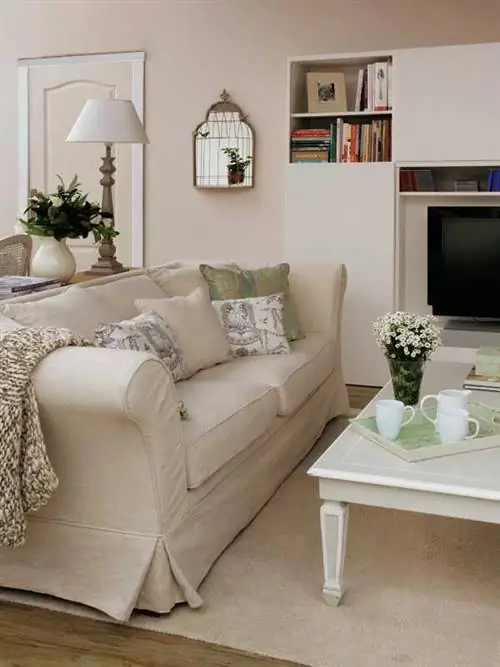 прямоугольная столовая в романтическом стиле