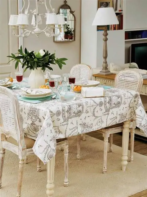 прямоугольная столовая в романтическом стиле