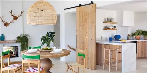 Как установить раздвижные или амбарные двери без труда в домашних условиях