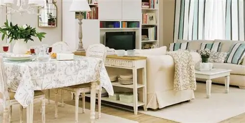 Столовая с романтической атмосферой и прямоугольной планировкой