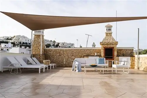 просторная терраса на крыше