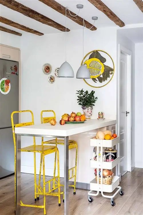 промышленная кухня с тележкой и ретро-табуретами