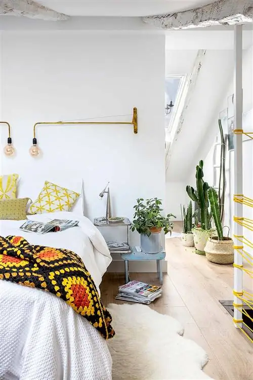 пол в туалете, стол в спальне