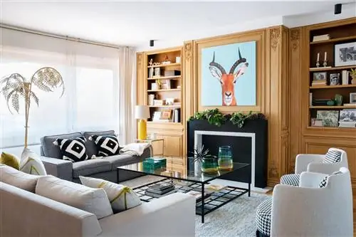 отремонтированная гостиная с камином