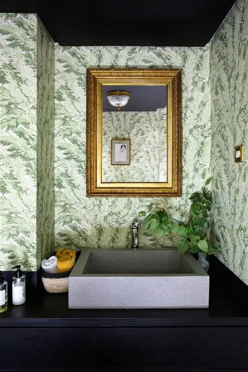 туалет с зеленой цветочной бумагой